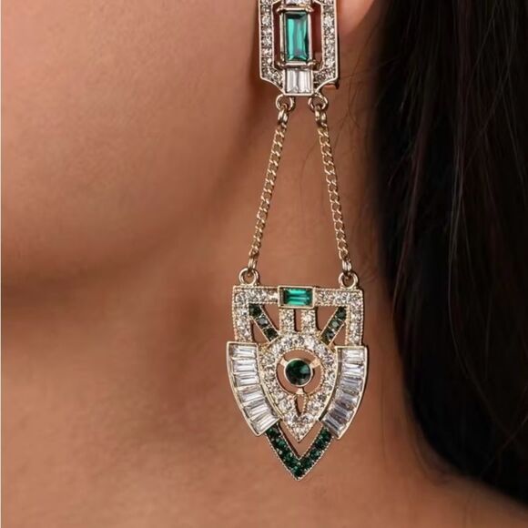 💚 NEW Unique and Elegant Sparkling Crystals and Gold and Green Dangle Earrings 💚 - Picture 2 of 8